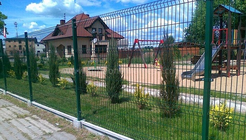 Full view of installed 3D curved welded wire mesh fence panel