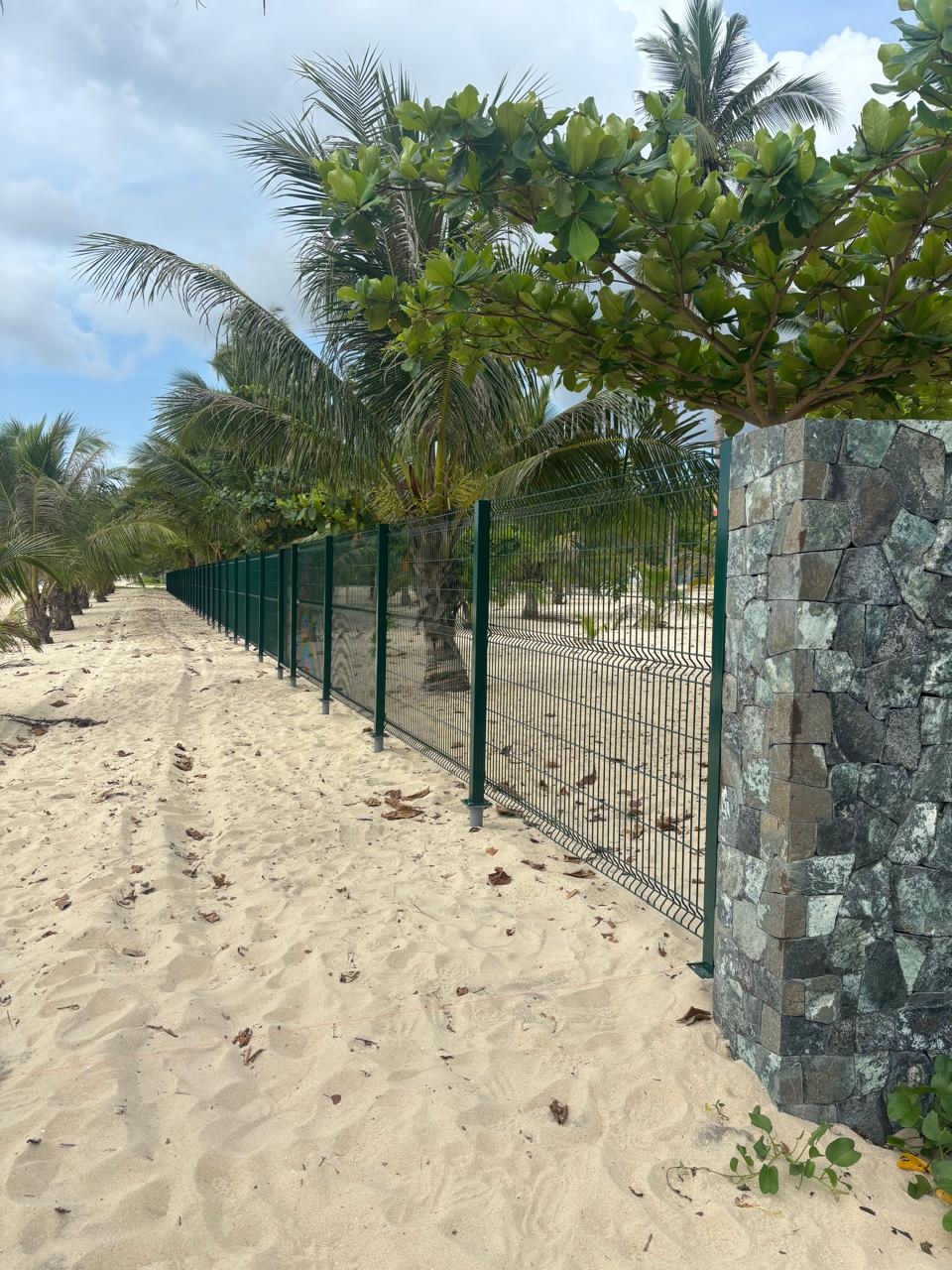 3D fence wire guardrail along a beachfront