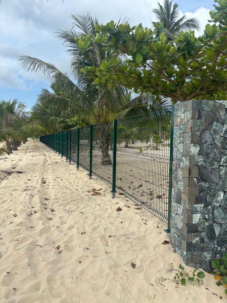 3D fence wire guardrail along a beachfront