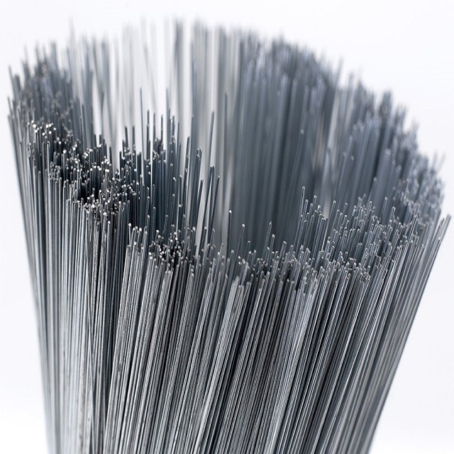 Galvanized straight cut wire ends arranged in a bundle