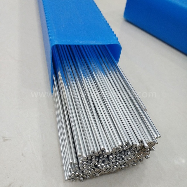 Galvanized straight cut wire in protective packaging