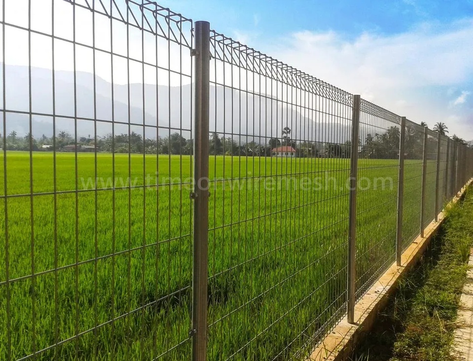 Roll-Top fence panel connection to a steel post