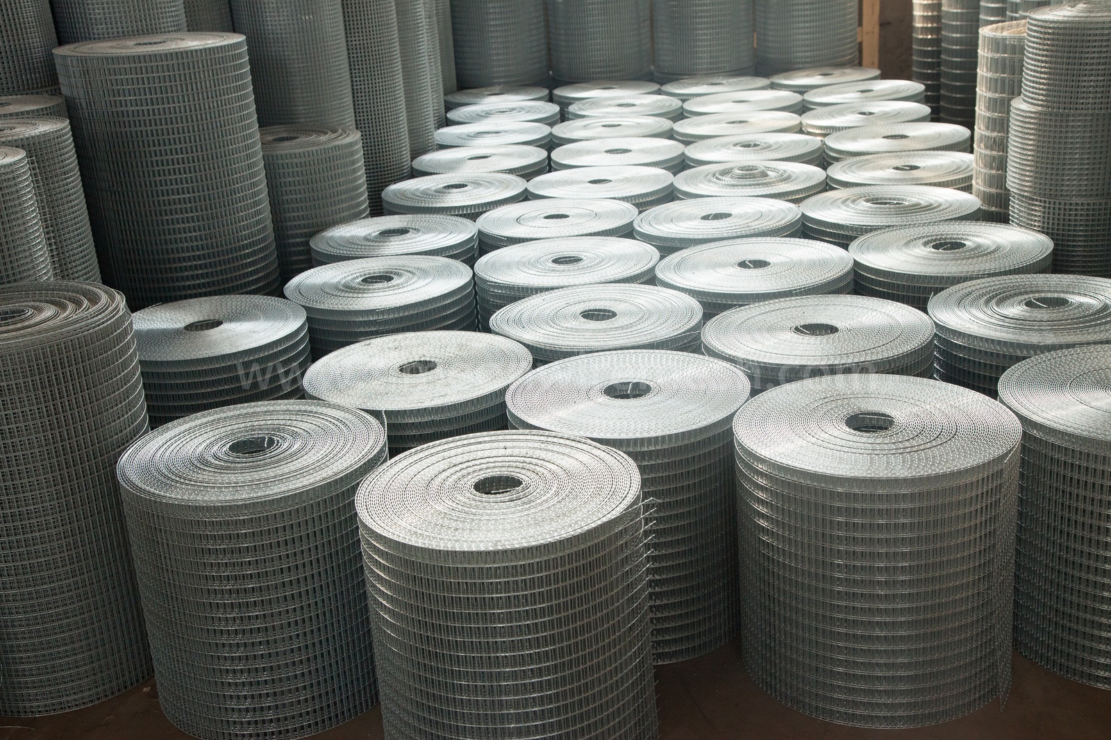 Welded wire mesh rolls
